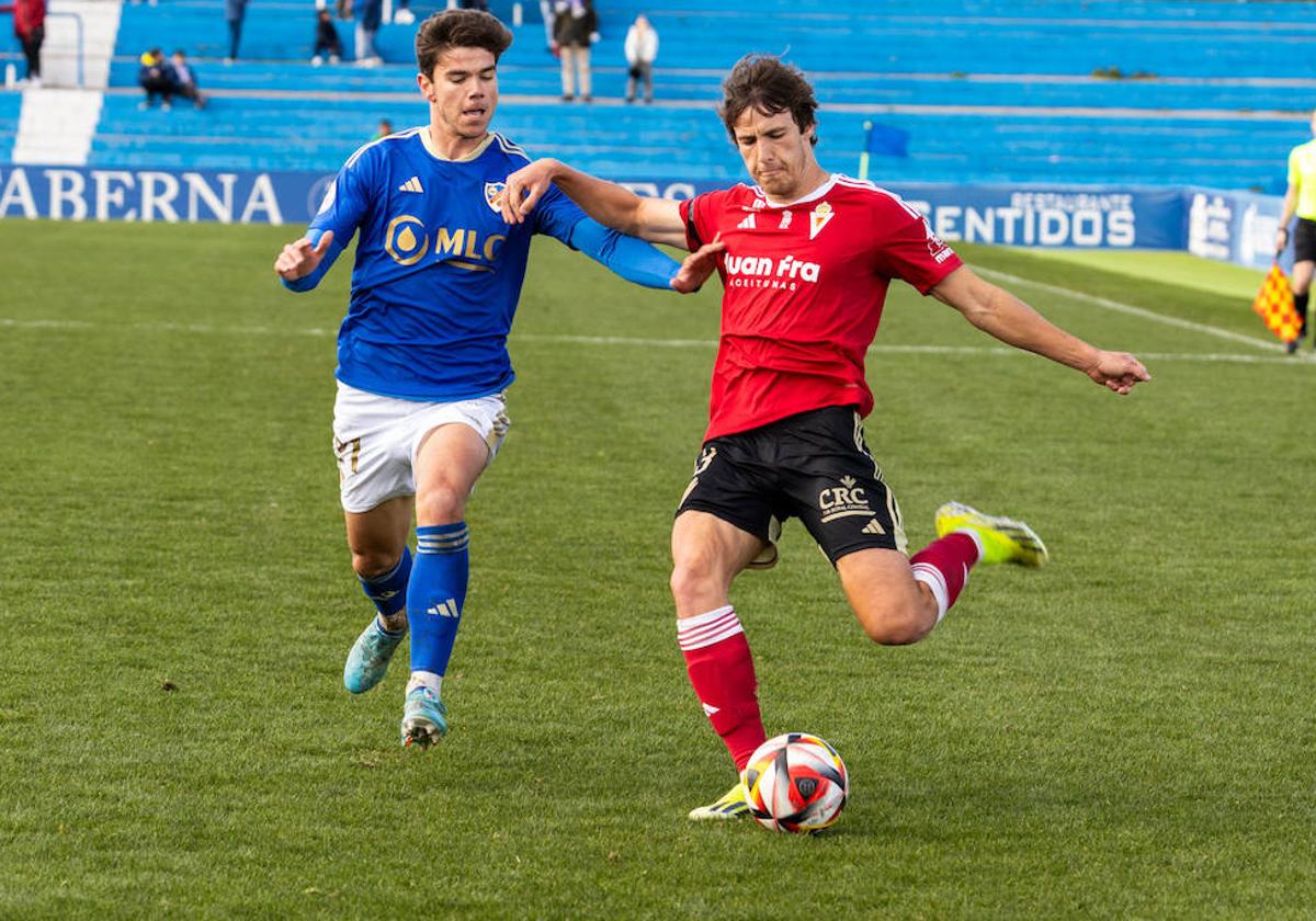 Marc Baró intenta poner un centro en el partido contra el Linares.