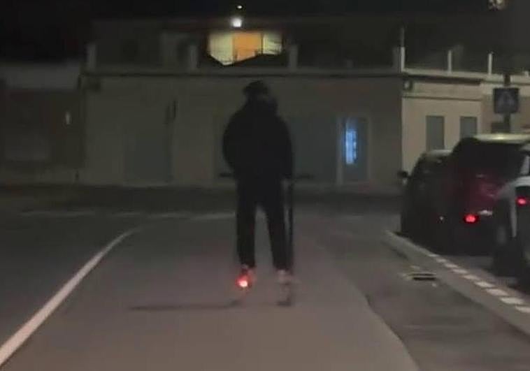 El infractor, en el momento de ser sorprendido montado en dos patinetes a la vez.
