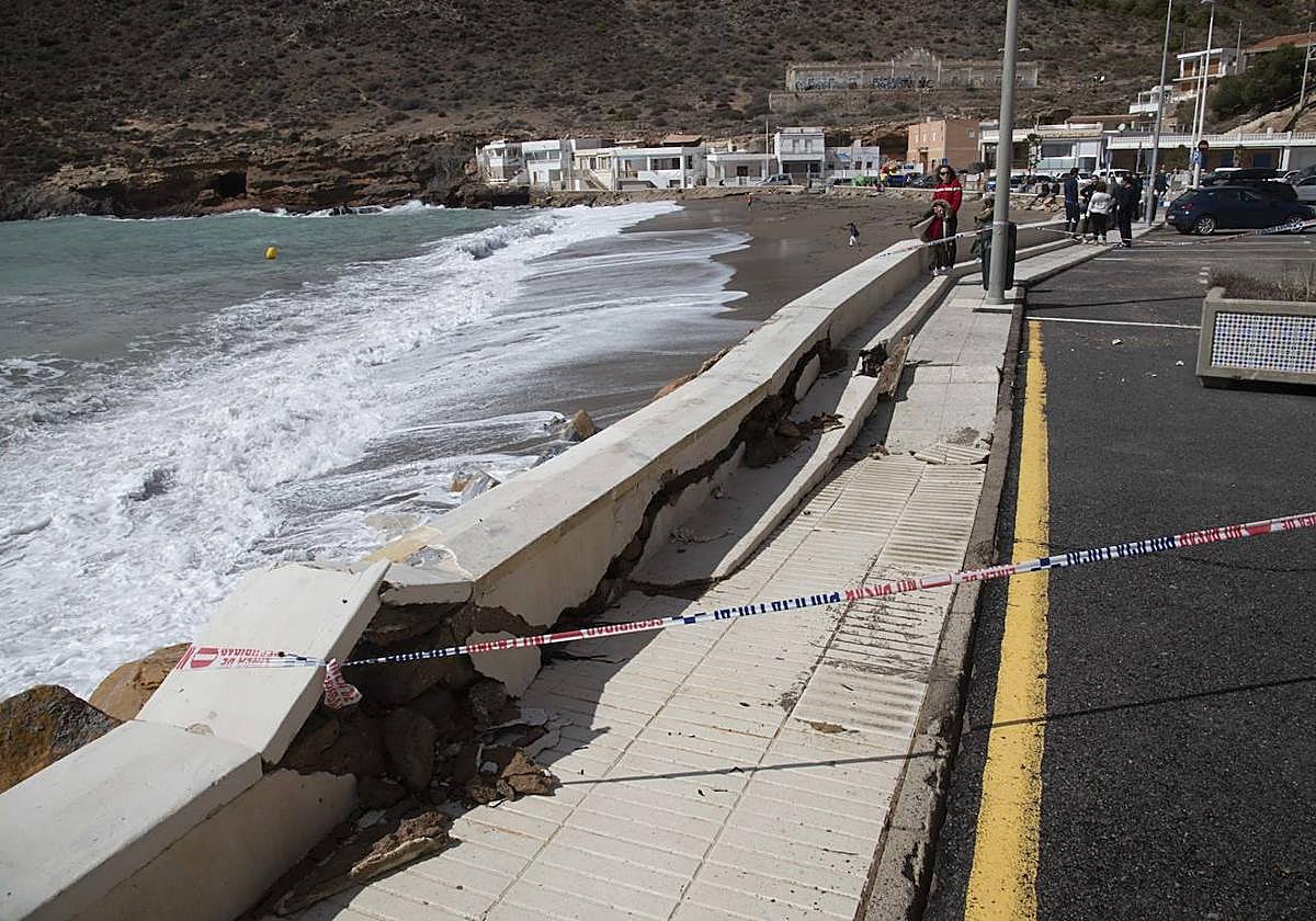 El paseo marítimo de El Portús, afectado por el temporal.