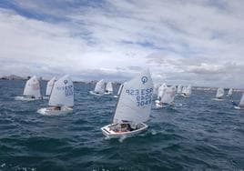 Una de las salidas del Regional de la clase optimist, en el Mar Menor.