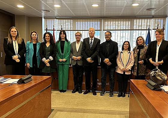 Foto de familia de los intervinientes en la Comisión de Sanidad y Política Social junto a Juan Carrión, de Feder.