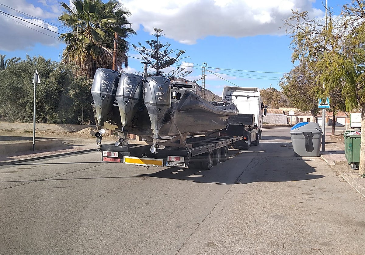 Un camión traslada la pleneadora hallada en la playa de Percheles, el pasado sábado.
