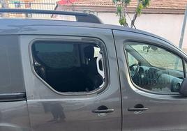 Imagen de un vehículo con la ventanilla rota, aparcado en el barrio de Vistabella. Banco vandalizado en el parque de Intendente Jorge Palacios.