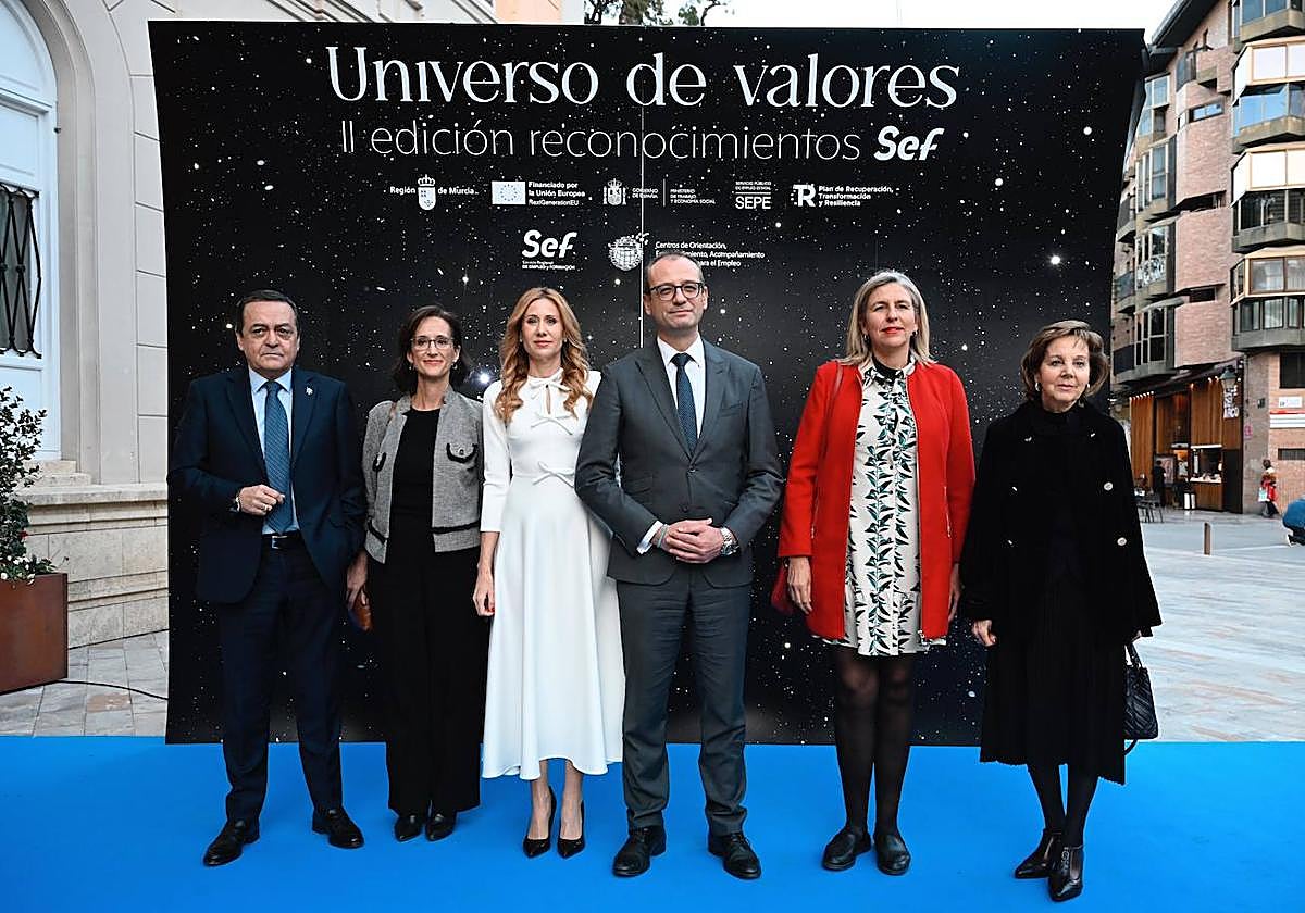 El consejero Víctor Marín (centro), junto a otras autoridades y premiados, este martes.