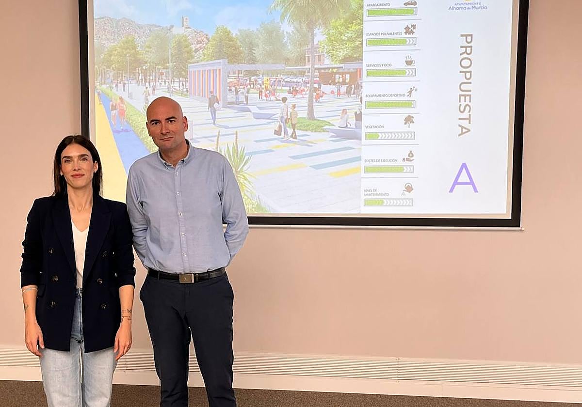 La alcaldesa, María Cánovas, y el concejal de Nuevas Tecnologías, Toni Sibina, delante de la imagen de la opción ganadora