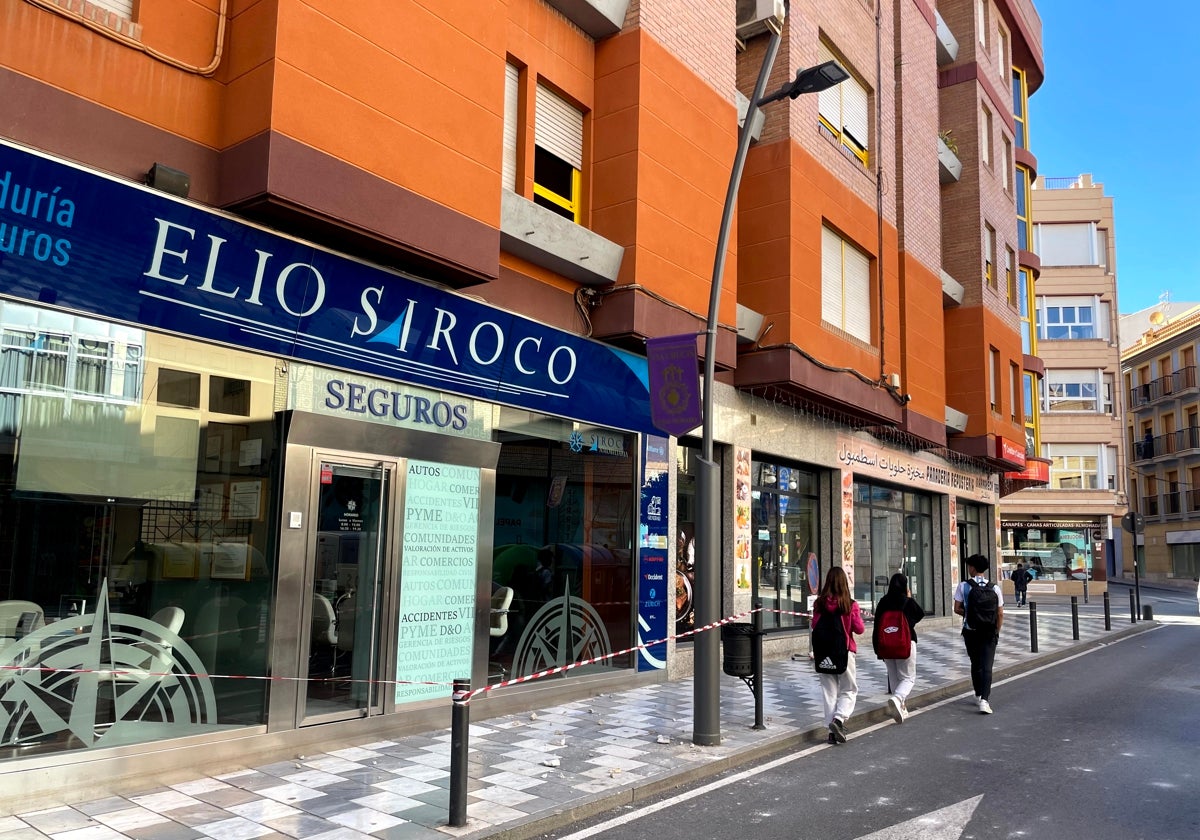 Acordonan la avenida de Portugal de Lorca por la caída de cascotes de un edificio