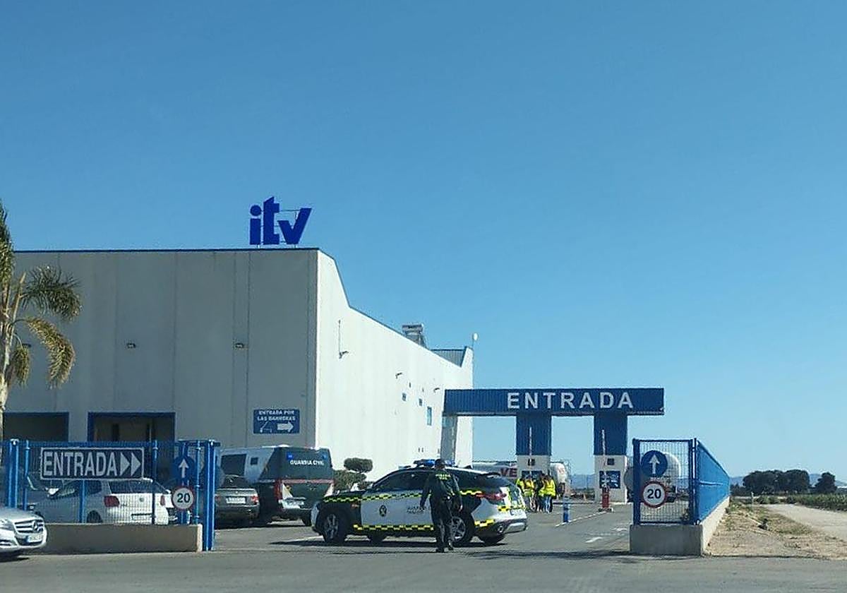 Agentes de la Guardia Civil, este martes, en la ITV de Fuente Álamo.