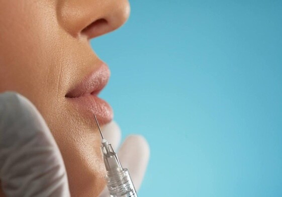 Un médico estético muestra las consecuencias de abusar del aumento de labios.