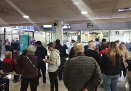Colas en el Ayuntamiento de Molina para renovar la tarjeta del bus.