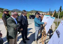 El consejero de Medio Ambiente, Juan María Vázquez, junto con el alcalde de Moratalla, Juan Soria, presenta las nuevas infraestructuras de prevención y extinción de incendios forestales.