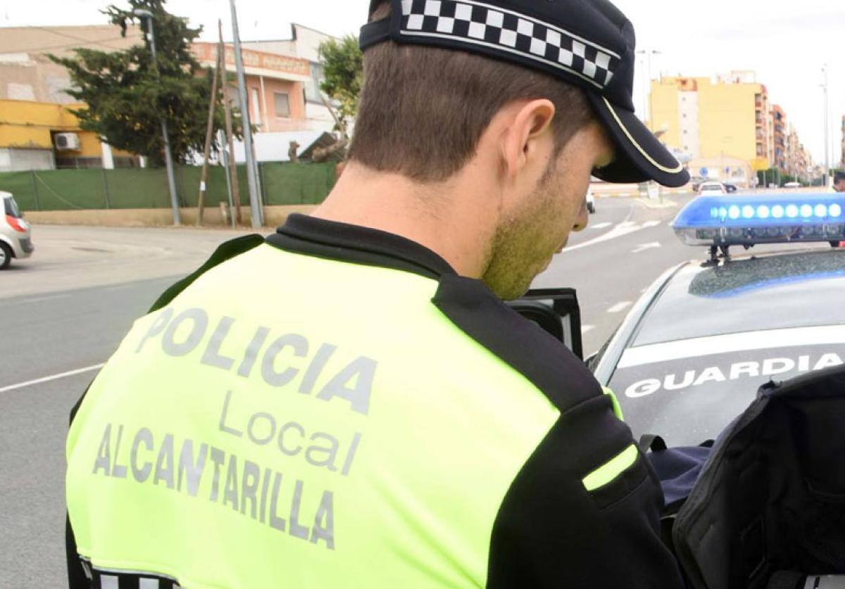 Un Policía Local de Alcantarilla, en una foto de archivo.