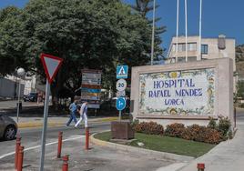 Puerta de entrada del hospital Rafael Méndez de Lorca.
