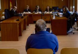 El acusado de agresión sexual ante el tribunal de la Audiencia Provincial de Murcia, ayer.