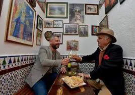 José María y Pepe Rubiales brindan con manzanilla en el 'saloncito' del Parlamento Andaluz y en presencia de unas aceitunas y un señor 'parlamentario'.