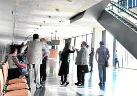 Abogados y ciudadanos aguardan la celebración de vistas a las puertas de los juzgados de lo Social de la capital, en una imagen de archivo.