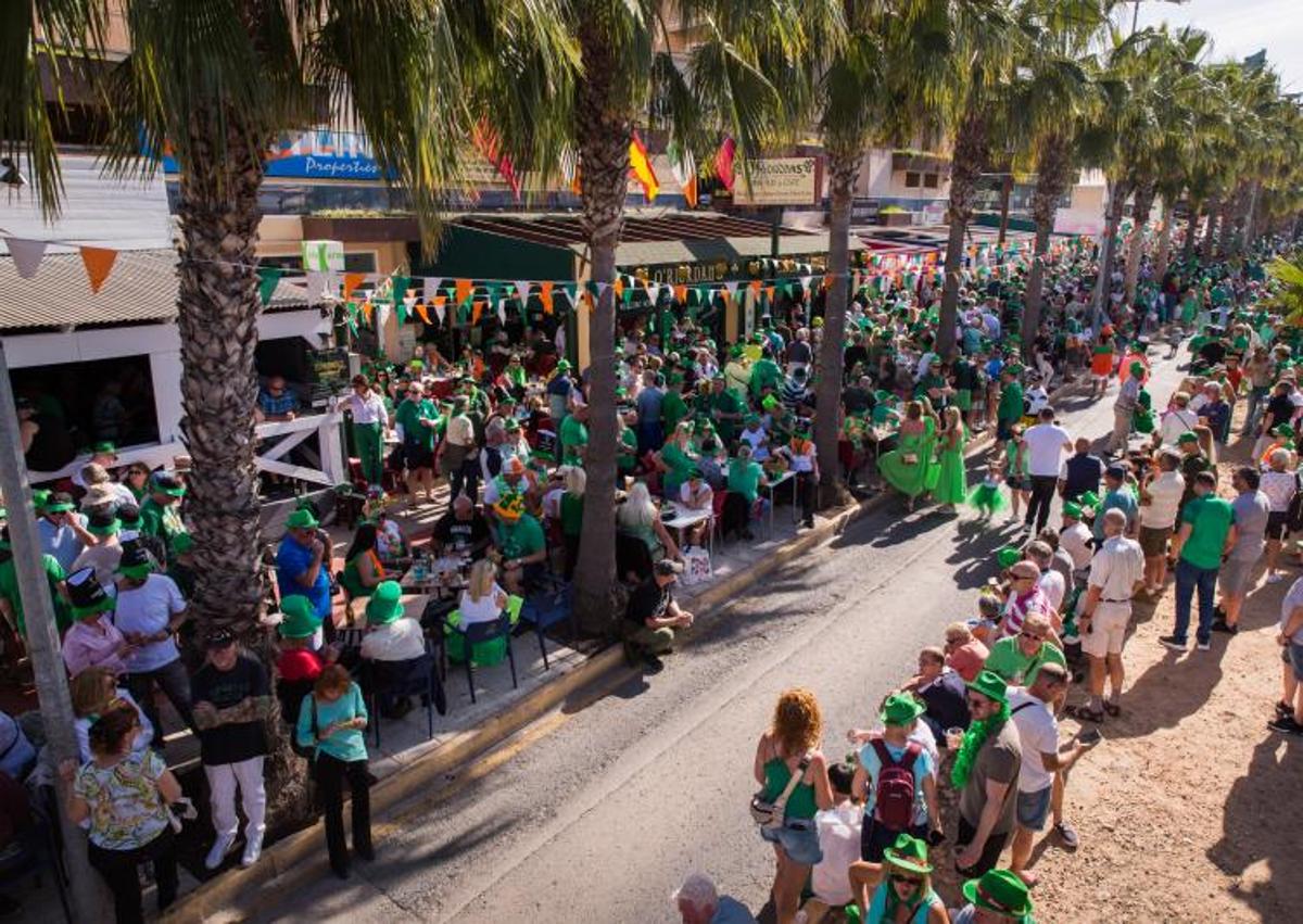 Imagen secundaria 1 - Orihuela Costa celebra este domingo su multitudinario desfile de San Patricio