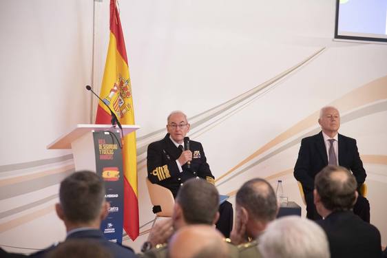 El jefe del Estado Mayor de Defensa (Jemad), el almirante general Teodoro López Calderón, y Juan Orti.