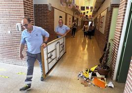 Los operarios limpian y trasladan enseres para acondicionar las clases del San José II de Las Torres de Cotillas.