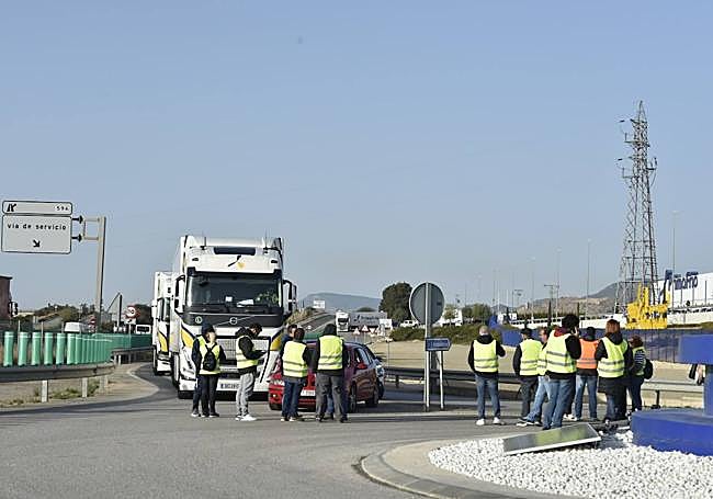 Los agricultores tratan de bloquear la entrada a varios camiones que se dirigen hacia la empresa.