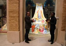 El sacerdote (d) y el presidente del Paso Azul ante el manto de Moisés en el Museo Azul de la Semana Santa.