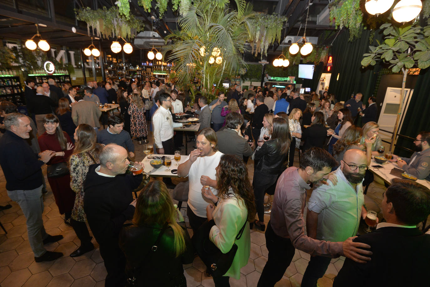 Las imágenes del cóctel de bienvenida en el Mercado de Correos de Murcia