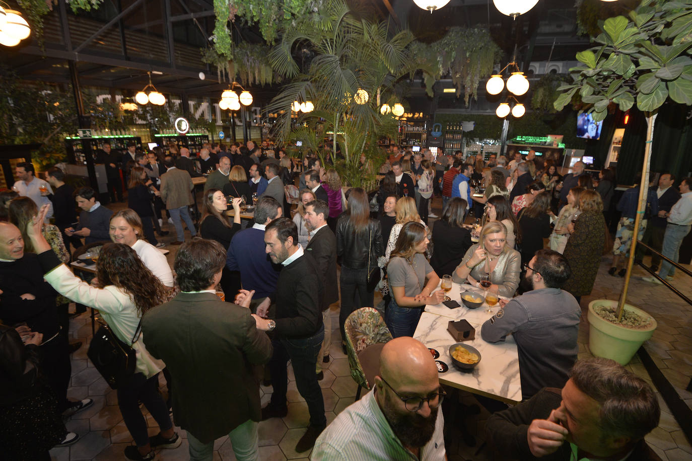 Las imágenes del cóctel de bienvenida en el Mercado de Correos de Murcia