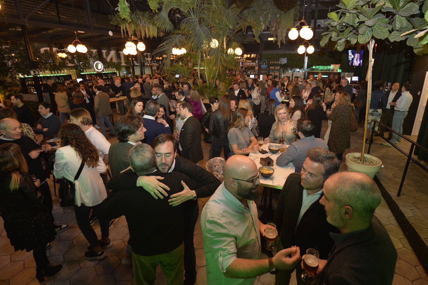 Las imágenes del cóctel de bienvenida en el Mercado de Correos de Murcia