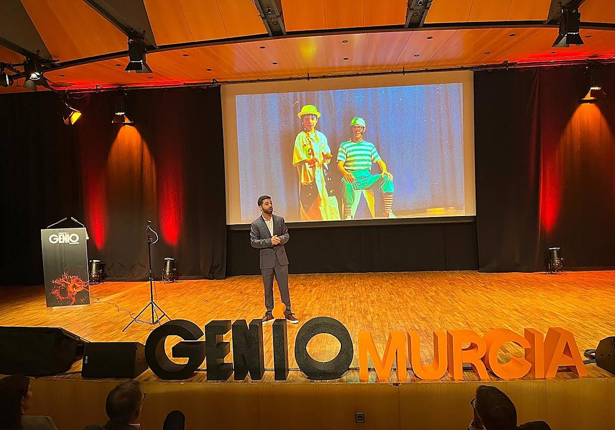 El mago Manuel Oliver, durante su ponencia en los Premios GENIO Innovación, este jueves, en Murcia.