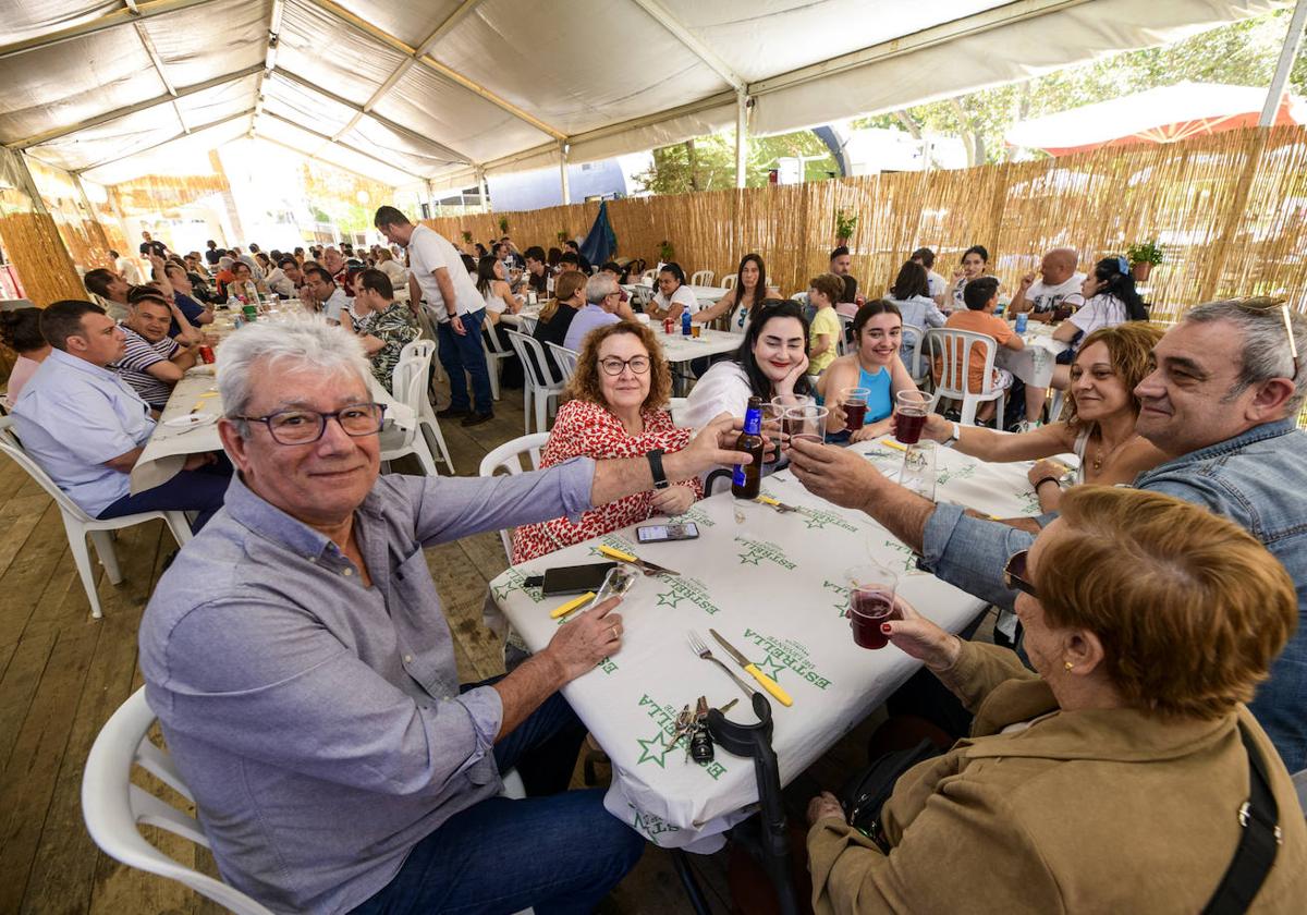 Clientes de una barraca brindan en la clausura de las Fiestas de Primavera de 2023.