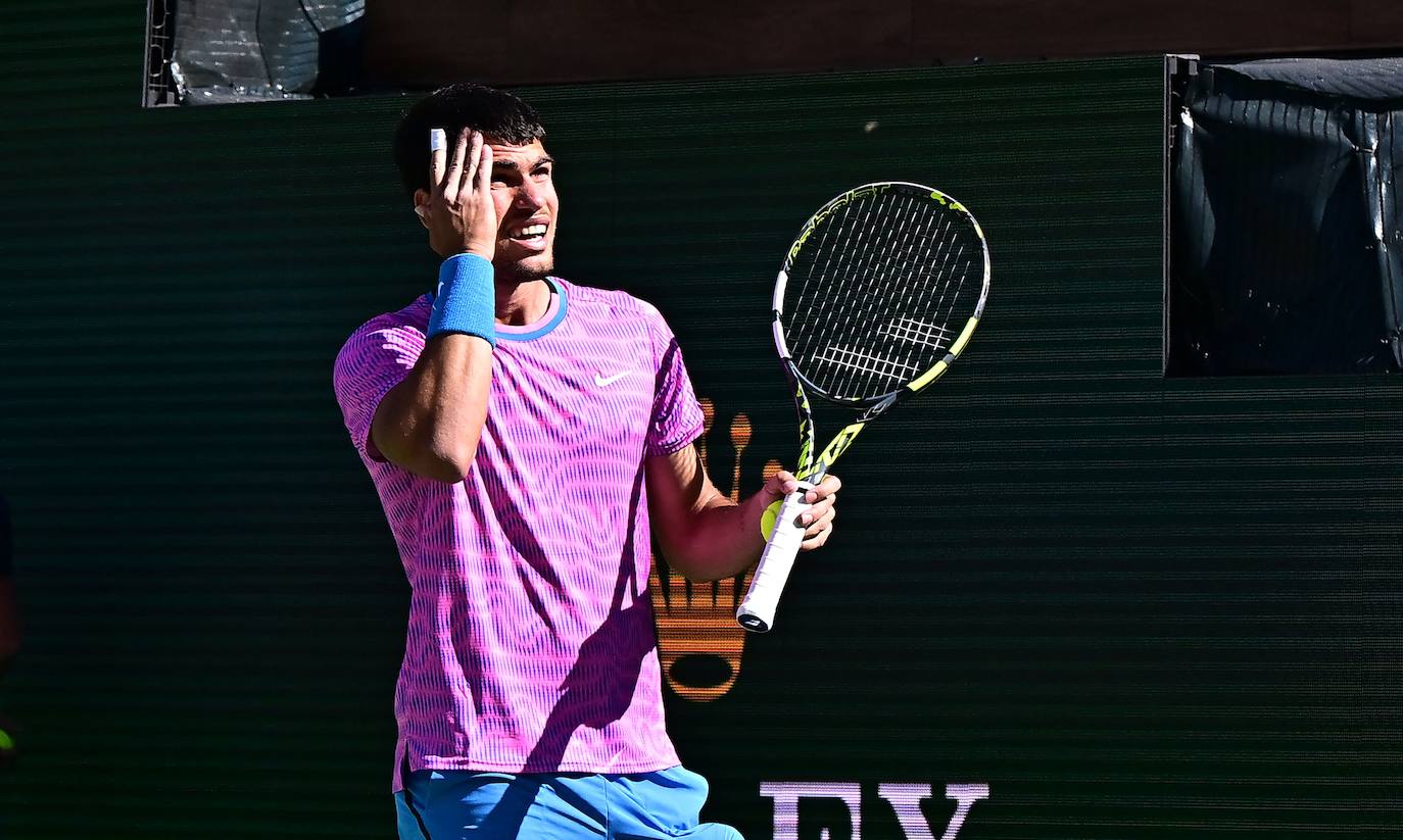 La victoria de Carlos Alcaraz ante Zverev tras la invasión de abejas en Indian Wells, en imágenes