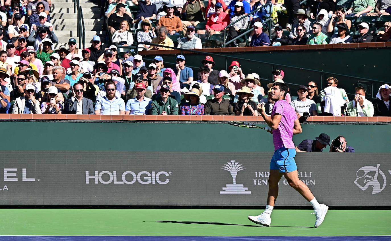 La victoria de Carlos Alcaraz ante Zverev tras la invasión de abejas en Indian Wells, en imágenes