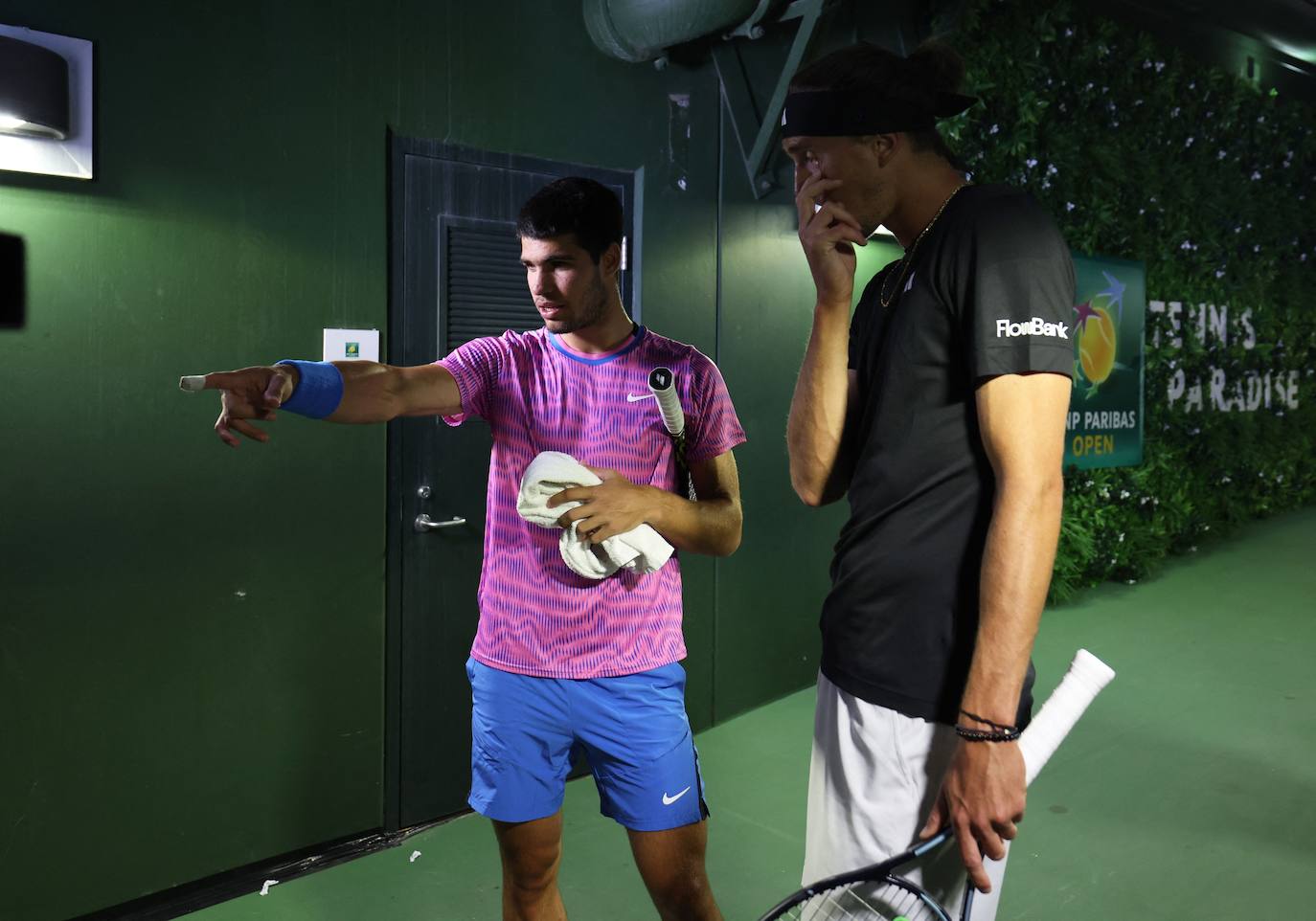 La victoria de Carlos Alcaraz ante Zverev tras la invasión de abejas en Indian Wells, en imágenes