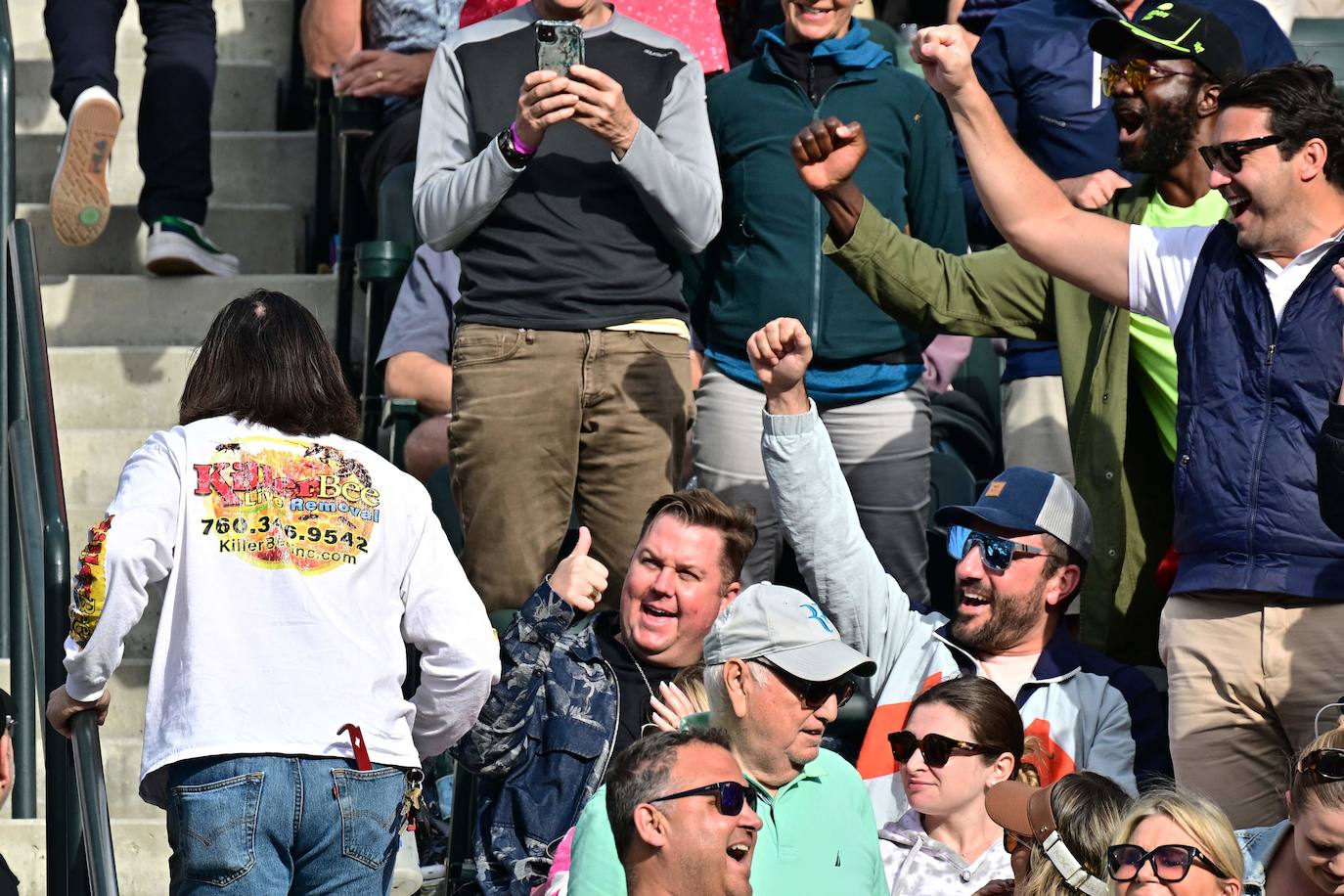 La victoria de Carlos Alcaraz ante Zverev tras la invasión de abejas en Indian Wells, en imágenes