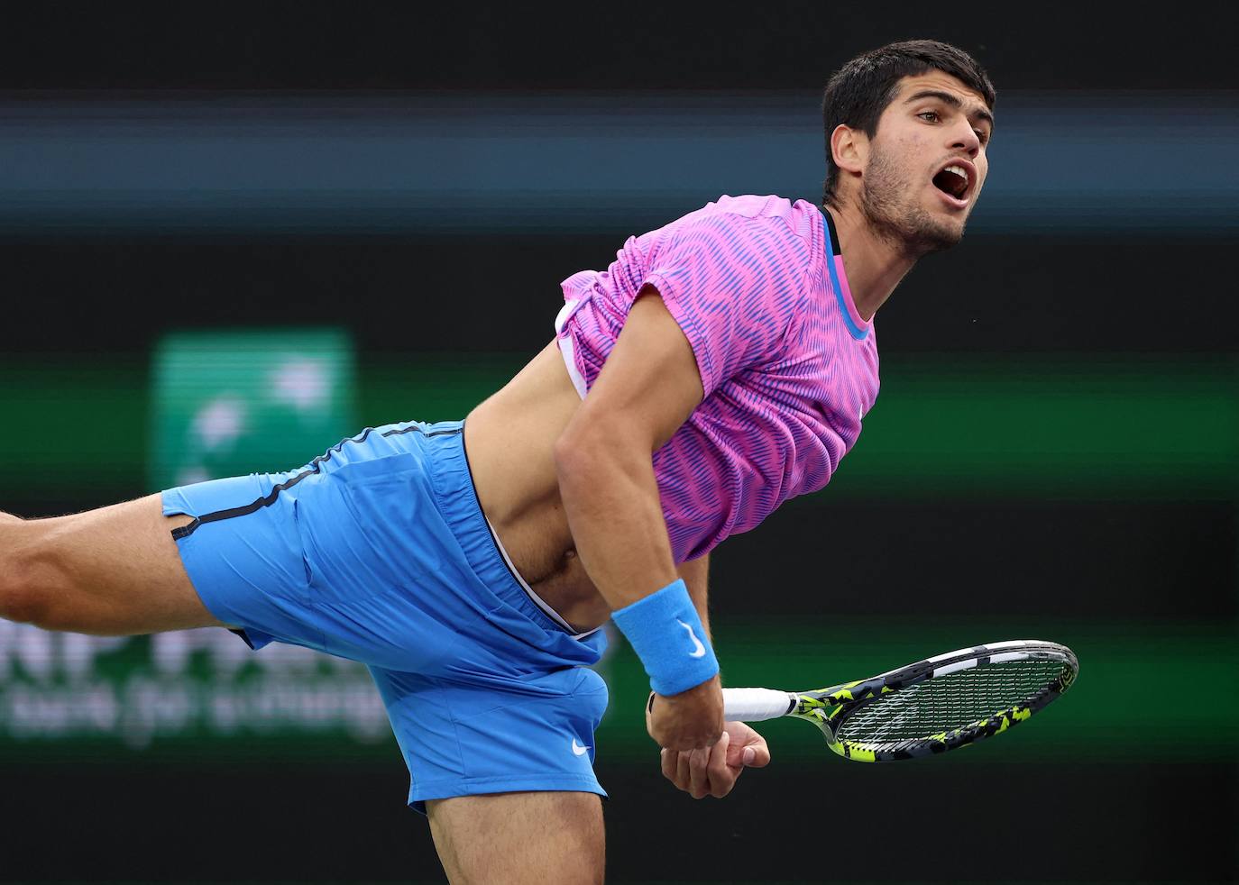 La victoria de Carlos Alcaraz ante Zverev tras la invasión de abejas en Indian Wells, en imágenes