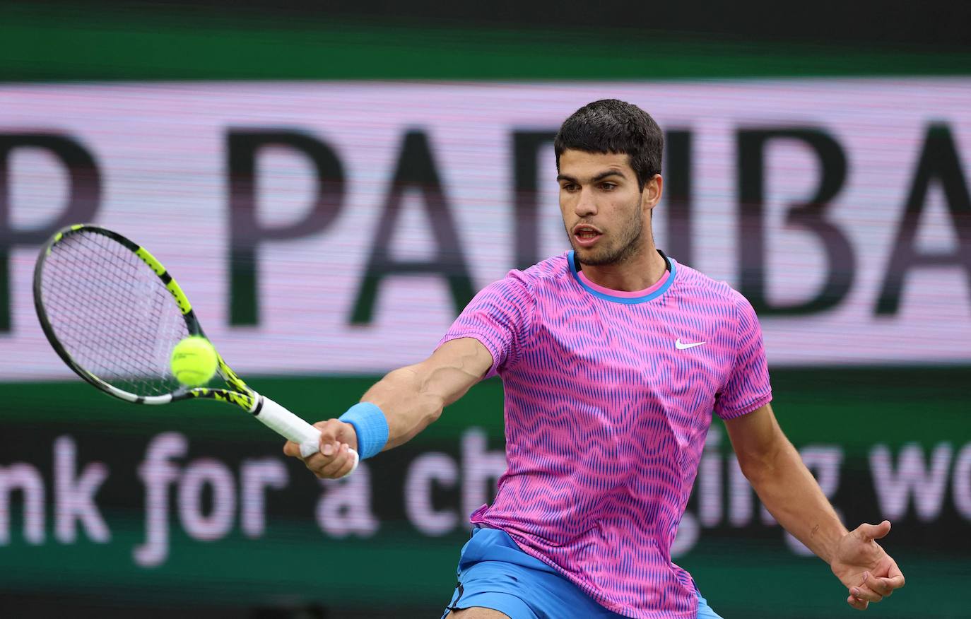 La victoria de Carlos Alcaraz ante Zverev tras la invasión de abejas en Indian Wells, en imágenes