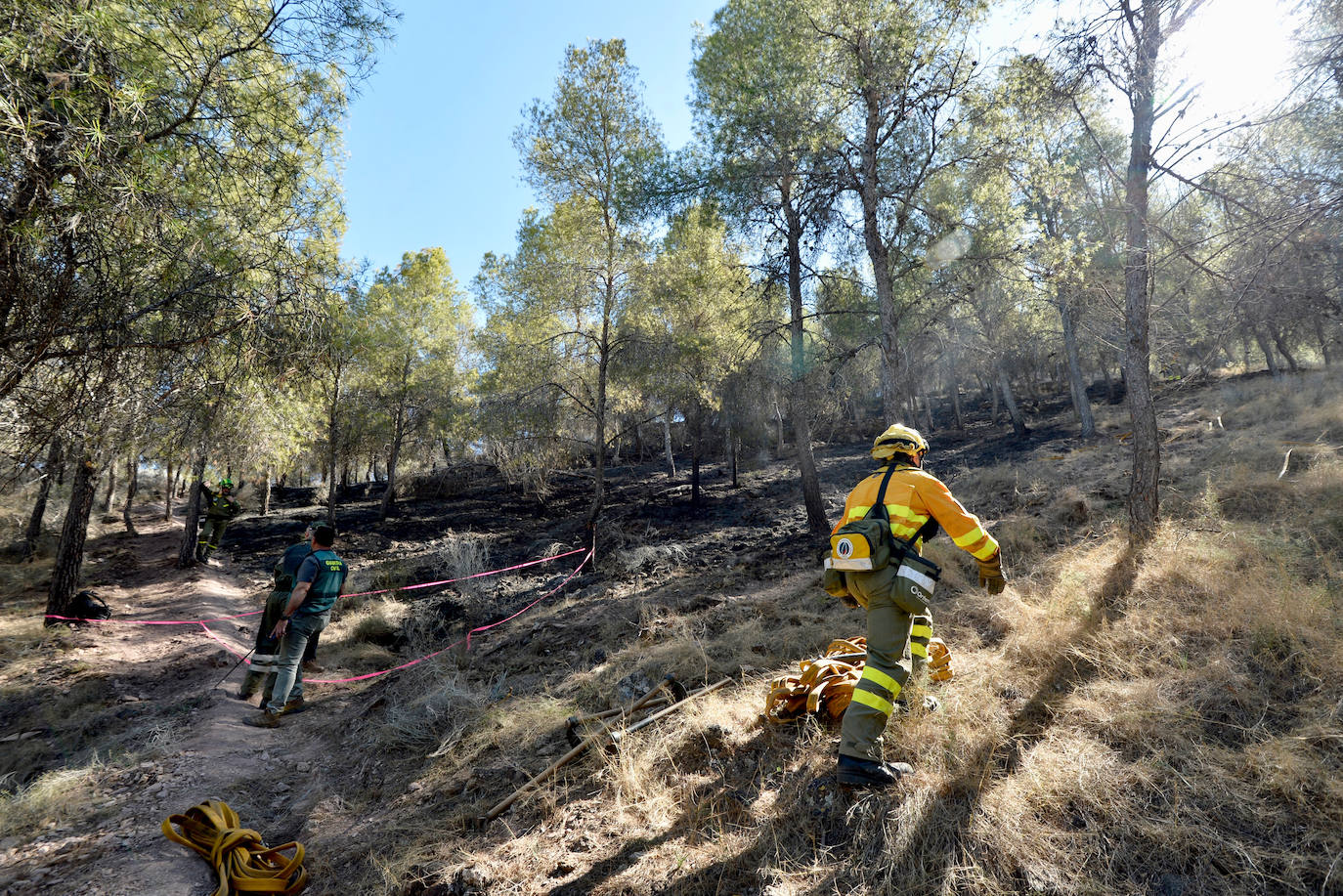 Bomberos y Guardia Civil investigan el incendio en Algezares