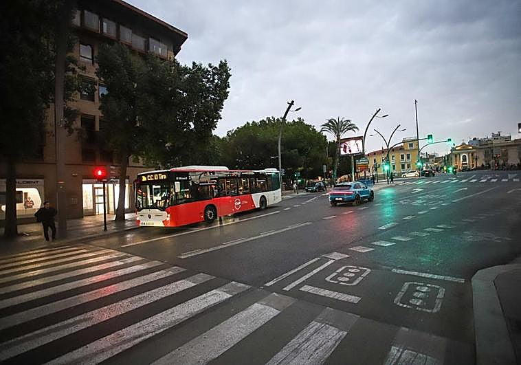La Gran Vía de Murcia pierde uno de los carriles bus para dar paso a