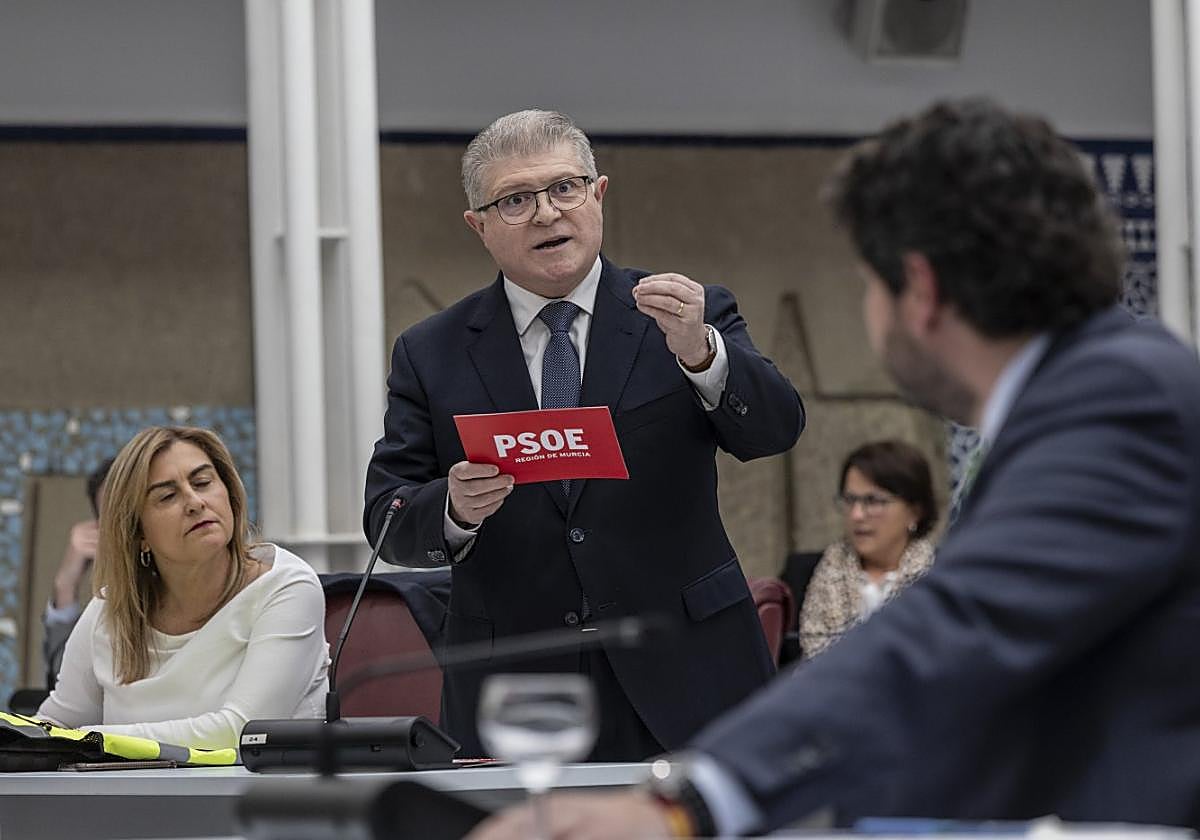 Vélez se dirige a López Miras, el miércoles en la Asamblea Regional.