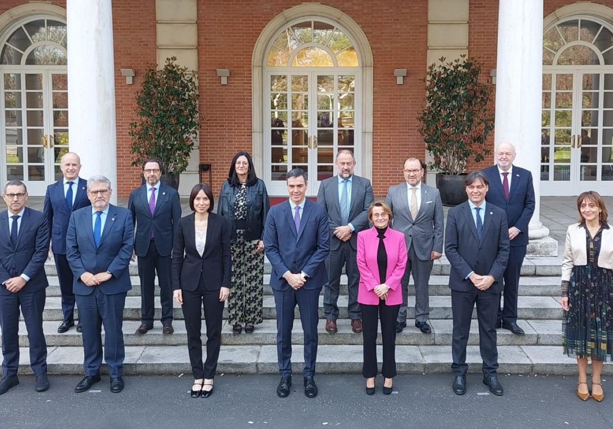 El rector de la UMU, José Luján, con el presidente del Gobierno, la ministra y el resto de rectores.