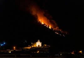 Las llamas avanzan anoche por el monte cerca de la pedanía murciana de Algezares.