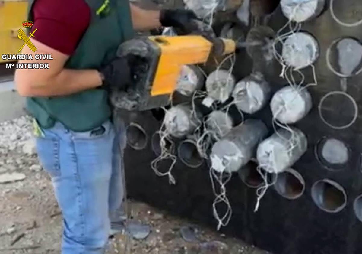 Un agente usa un motopico para recuperar la droga oculta dentro de bloques de mármol.