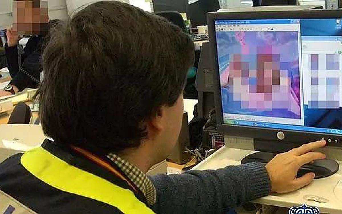 Un agente revisa archivos en un ordenador, en una imagen de archivo.