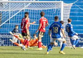 El Real Murcia encaja un gol del Linares, anulado por fuera de juego, al comienzo de la segunda parte.