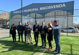 El consejero Marcos Ortuño y el alcalde de Abanilla, José Antonio Blasco, raquetas en mano, en la inauguración de la pista de pádel en la pedanía de Macisvenda.