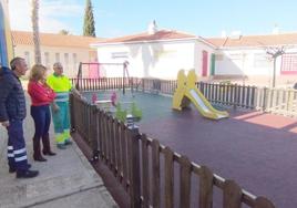 La alcaldesa María José Pérez comprueba la renovación de juegos infantiles en la guardería municipal.