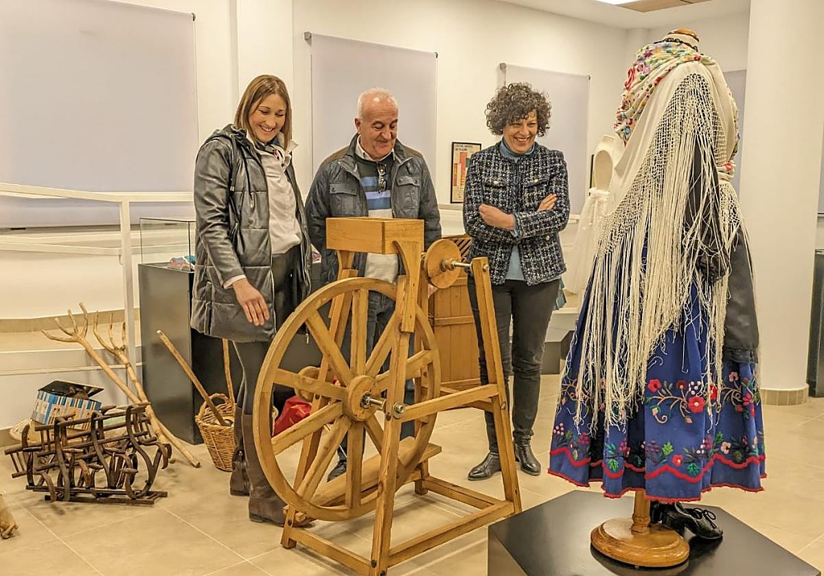 La alcaldesa María Ángeles Túnez comprueba los avances de la musealización del Centro Folklórico.