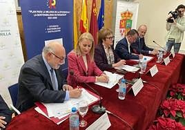 Firma del acuerdo por el que el Ministerio destinará 17 millones para modernizar el regadío en Librilla.