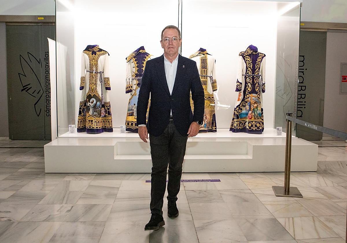 Ramón Mateos, ante los nazarenos de la Virgen.