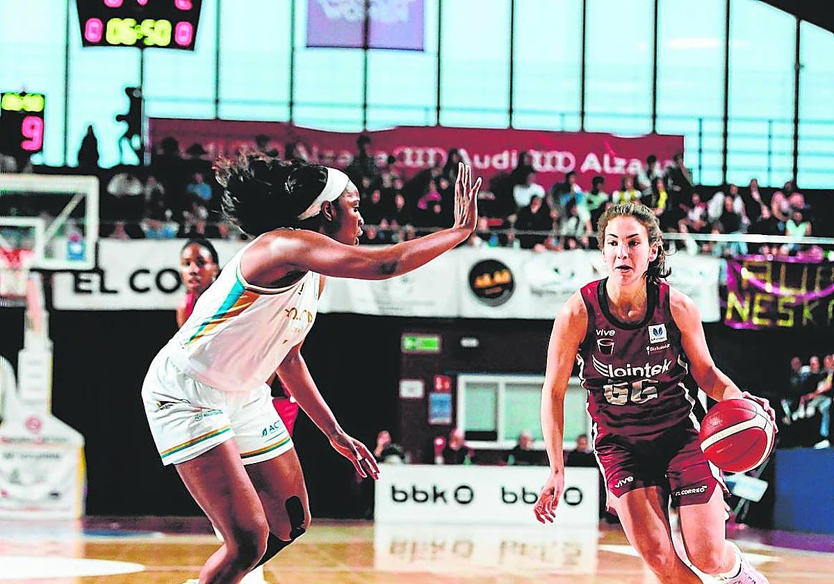 La local Roso Buch avanza con la pelota, vigilada por la visitante Chelsea Nelson.