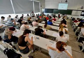 Un grupo de estudiantes realiza en Espinardo uno de los exámenes de la Ebau del curso pasado.
